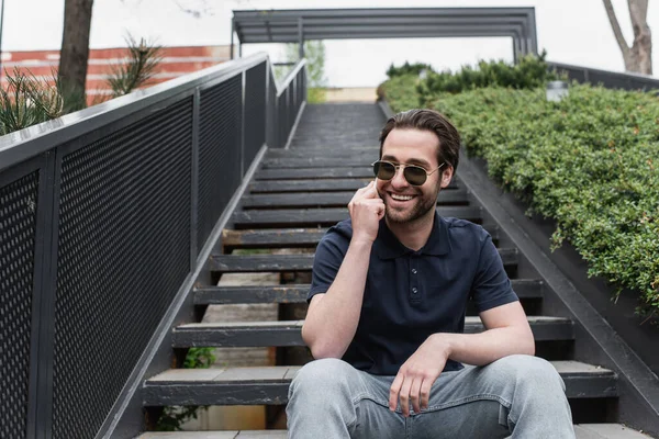 Homem Feliz Óculos Sol Camisa Pólo Falando Smartphone Fora — Fotografia de Stock