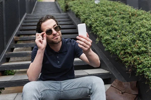 Glücklicher Mann Mit Sonnenbrille Und Poloshirt Der Draußen Ein Selfie — Stockfoto