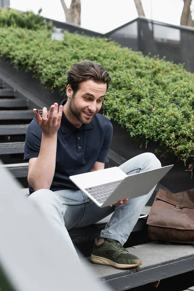 Barbudo Hombre Sonriendo Haciendo Gestos Durante Chat Vídeo Ordenador Portátil — Foto de Stock