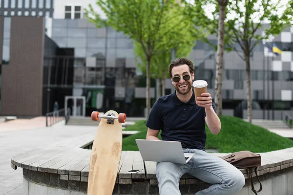 Homem Feliz Óculos Sol Camisa Pólo Segurando Copo Papel Usando — Fotografia de Stock