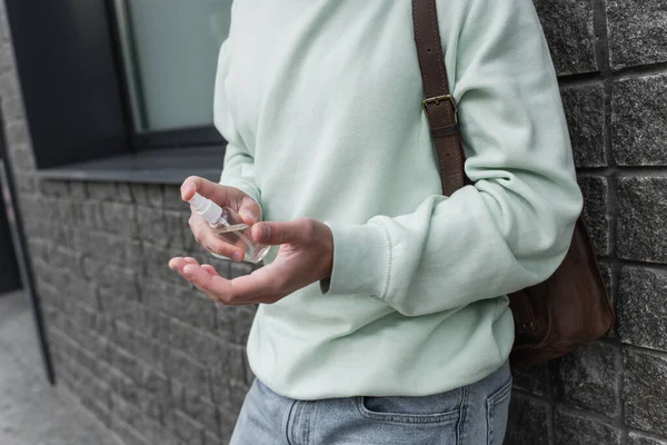 Recortado Vista Hombre Joven Aplicando Desinfectante Mano — Foto de Stock