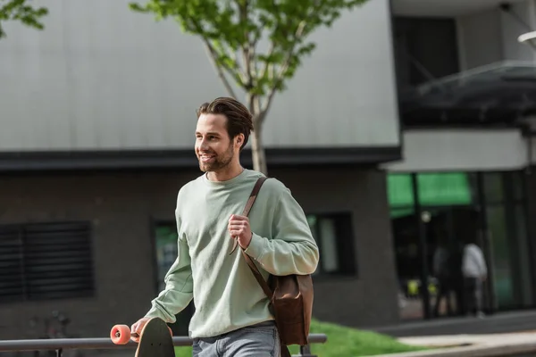 Homem Barbudo Alegre Camisola Segurando Pulseira Couro Mochila Longboard Fora — Fotografia de Stock