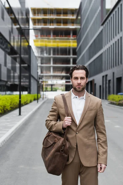Bearded Businessman Suit Holding Leather Strap Bag Urban Street — Stock Photo, Image