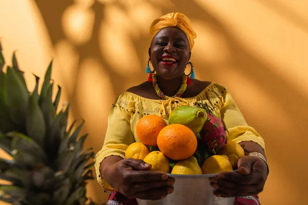 Sonriente Mujer Afroamericana Mediana Edad Sosteniendo Tazón Metal Con Frutas — Foto de Stock