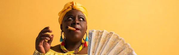 Mujer Afroamericana Mediana Edad Turbante Amarillo Blusa Sosteniendo Abanico Fumando — Foto de Stock