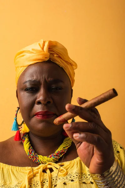 Портрет Серйозного Афроамериканця Середнього Віку Тримає Сигару Дивиться Камеру Жовтому — стокове фото