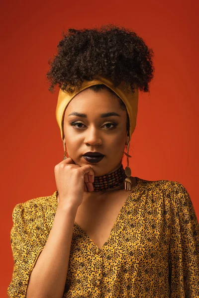Portret Van Jong Afrikaans Amerikaanse Vrouw Met Lippenstift Kijken Naar — Stockfoto