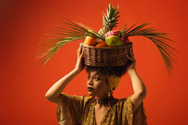 Jovem Afro Americana Segurando Cesta Com Frutas Exóticas Cabeça Olhando — Fotografia de Stock