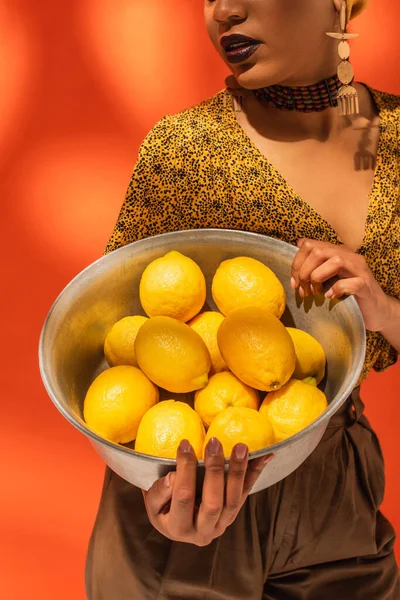 Vista Parcial Mujer Afroamericana Blusa Sosteniendo Tazón Metal Con Limones — Foto de Stock