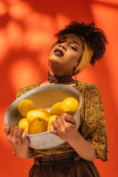 Mujer Afroamericana Posando Con Cuenco Metal Con Limones Naranja — Foto de Stock