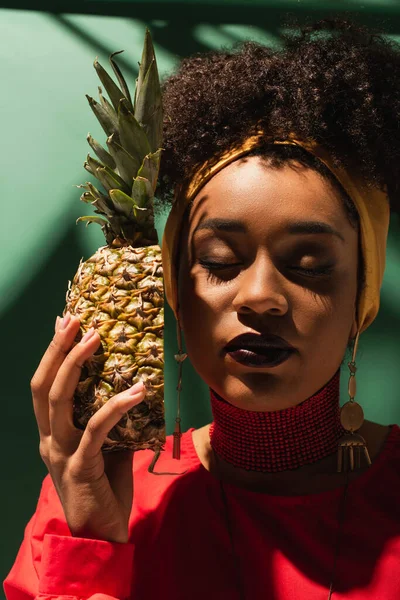 Tânără Africană Ochi Închiși Care Ține Jumătate Ananas Lângă Față — Fotografie, imagine de stoc