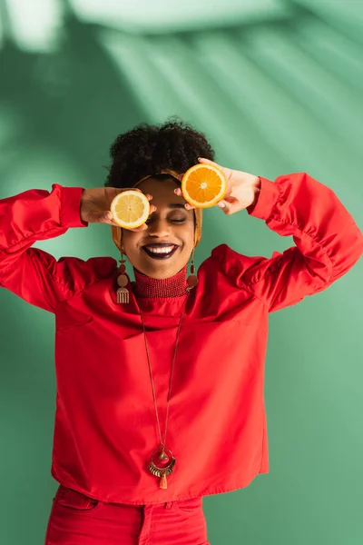 Mujer Afroamericana Joven Positiva Blusa Roja Sosteniendo Medio Corte Limón — Foto de Stock