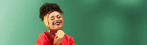 Gülümseyen Afro Amerikalı Kadın Yeşil Pankartta Yarım Dilim Limon Tutuyor — Stok fotoğraf