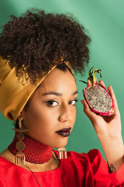 Joven Afroamericana Mujer Sosteniendo Medio Corte Fruta Dragón Verde — Foto de Stock