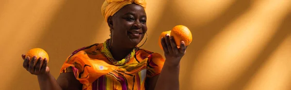 Sonriente Mujer Afroamericana Mediana Edad Sosteniendo Naranjas Fondo Con Sombras — Foto de Stock