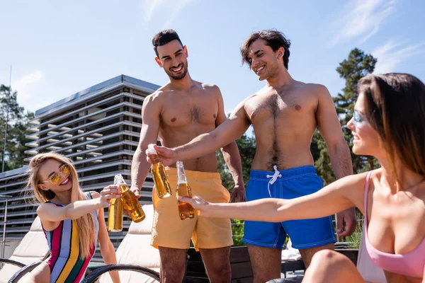 Amigos Multiétnicos Sorridentes Biquíni Brindando Com Cerveja Livre — Fotografia de Stock