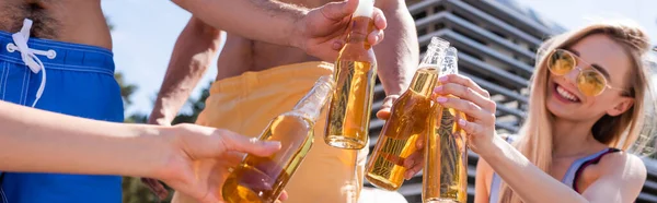 Wazige Vrienden Zwembroek Toosten Met Bierflesjes Buiten Spandoek — Stockfoto