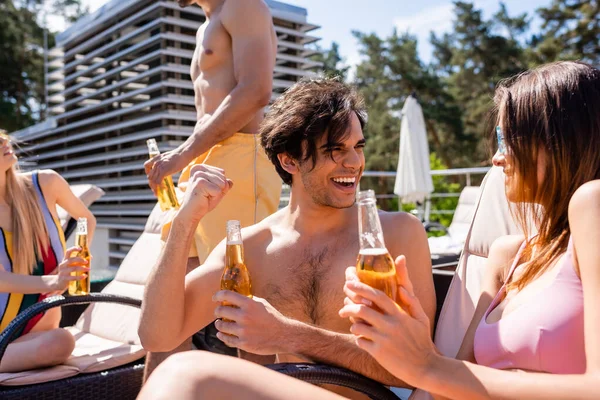 Homem Com Cerveja Mostrando Sim Gesto Perto Amigo Maiô Livre — Fotografia de Stock