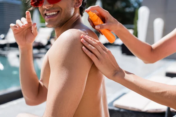 Cropped View Woman Applying Sunscreen Back Smiling Friend Outdoors — Stock Photo, Image