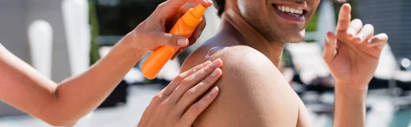 Cropped View Woman Applying Sunscreen Back Smiling Friend Outdoors Banner — Stock Photo, Image