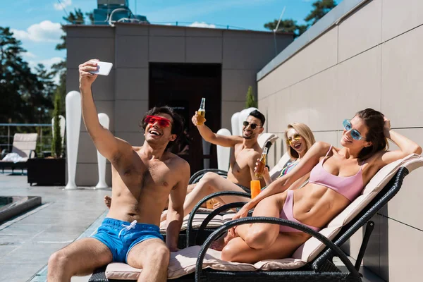 Happy Multiethnic Friends Beer Taking Selfie Smartphone Deck Chairs — Stock Photo, Image