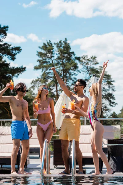 Pessoas Multiétnicas Alegres Com Coquetéis Gesticulando Perto Piscina — Fotografia de Stock