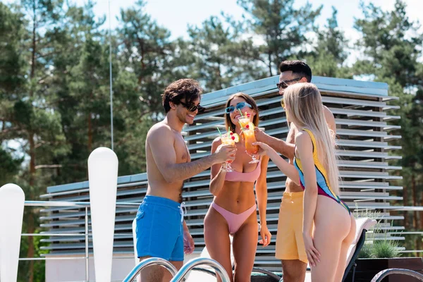 Young Multiethnic People Swimwear Toasting Cocktails Resort — Stock Photo, Image