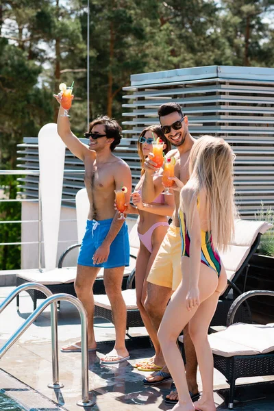 Cheerful Interracial Friends Cocktails Standing Swimming Pool — Stock Photo, Image
