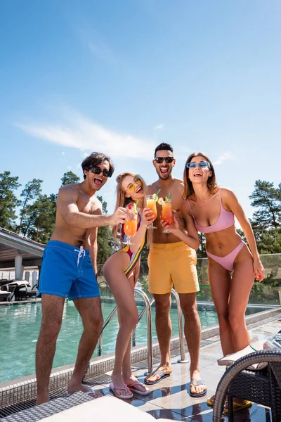 Amigos Multiétnicos Felizes Com Coquetéis Olhando Para Câmera Perto Piscina — Fotografia de Stock