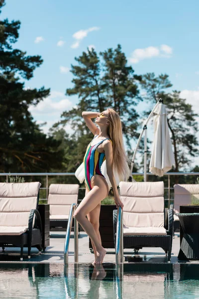 Vista Laterale Della Donna Costume Bagno Occhiali Sole Piedi Vicino — Foto Stock