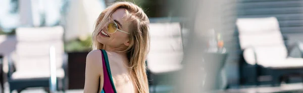 Mujer Alegre Traje Baño Gafas Sol Mirando Cámara Aire Libre — Foto de Stock