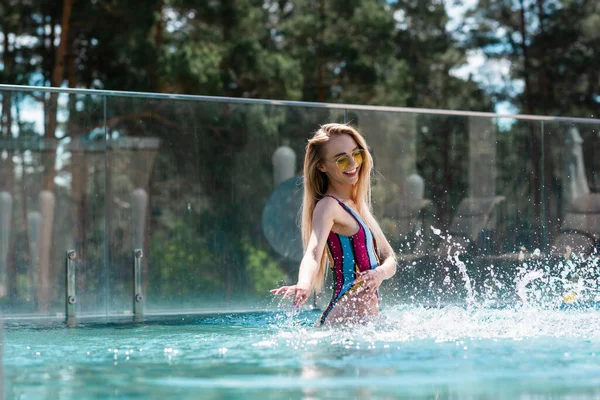 Positive Woman Splashing Water Swimming Pool Resort — Stock Photo, Image