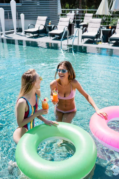 Fröhliche Frauen Mit Cocktailgläsern Unterhalten Sich Pool Der Nähe Von — Stockfoto