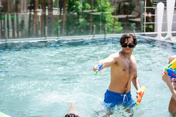 Joven Jugando Con Pistolas Agua Piscina — Foto de Stock