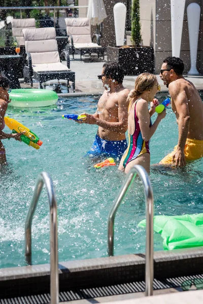 Multiethnic Friends Having Fun Battle Water Pistols — Stock Photo, Image