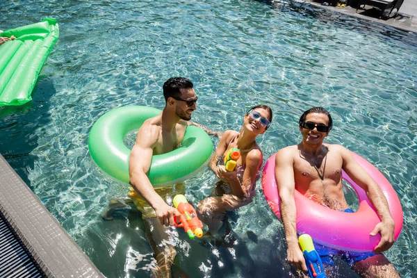 Gioiosi Amici Multietnici Trascorrere Del Tempo Piscina Insieme — Foto Stock