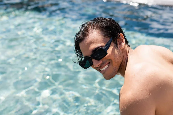 Young Man Sunglasses Smiling Pool — Stock Photo, Image