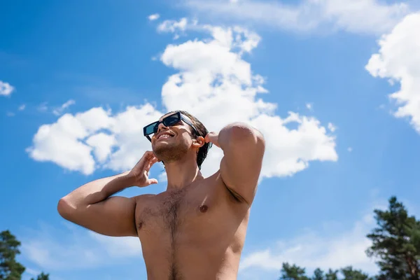 年轻的赤身裸体男子在户外蓝天下的低视角 — 图库照片
