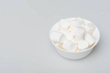 Gri kasede yumuşak ve tatlı şekerlemeler