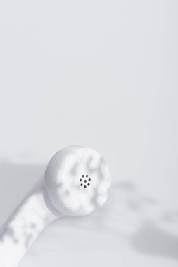 beyaz üzerinde retro telefon ahizesi 