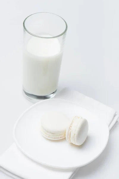 Deliciosos Macarons Placa Perto Vidro Leite Isolado Branco — Fotografia de Stock