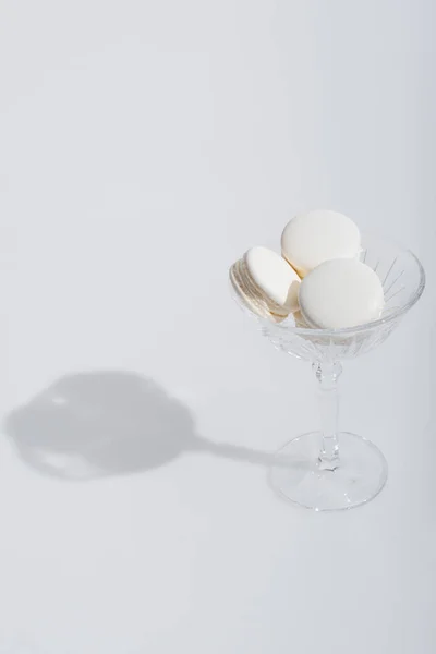 Sombra Perto Macarons Saborosos Prato Sobremesa Branco — Fotografia de Stock