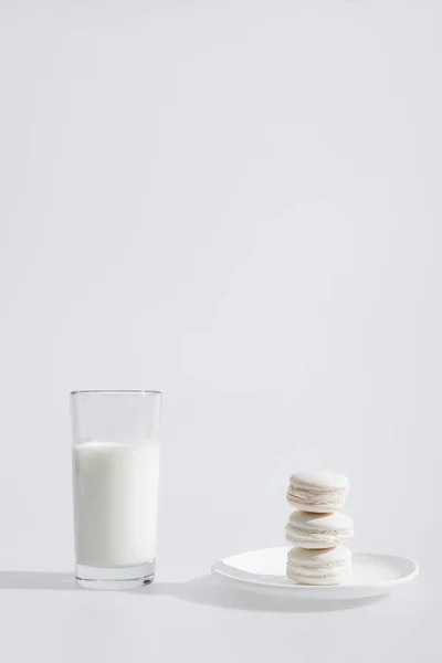 Glas Melk Bij Smakelijke Macarons Bord Wit — Stockfoto