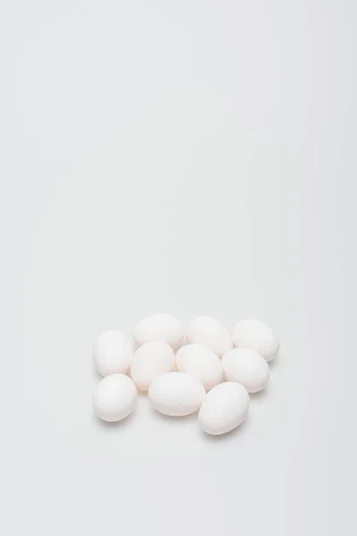 Ωμά Και Βιολογικά Αυγά Λευκό Φόντο — Φωτογραφία Αρχείου