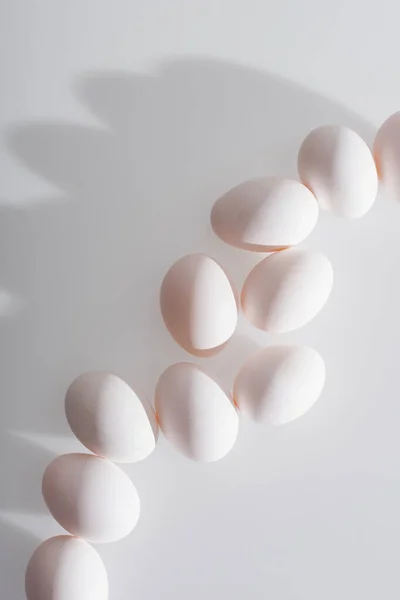 Вид Зверху Свіжі Органічні Яйця Мушлі Білому — стокове фото