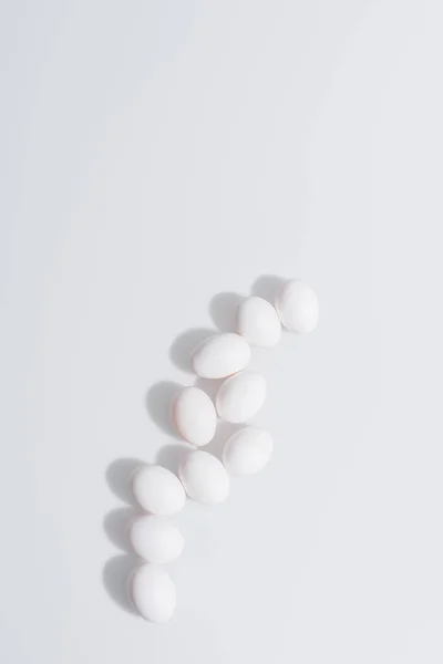 Πάνω Όψη Ακατέργαστων Και Βιολογικών Αυγών Κέλυφος Λευκό Φόντο — Φωτογραφία Αρχείου