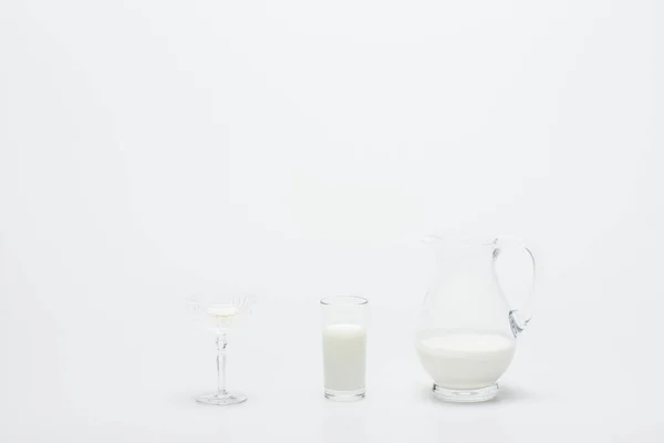 Leckere Macaron Dessertteller Der Nähe Von Glas Milch Und Krug — Stockfoto