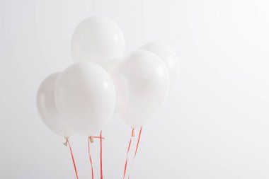 Beyaz renkte izole edilmiş hafif şenlik balonları 