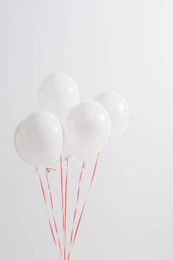 Ağırlıksız ve neşeli balonlar beyazda izole edilmiş. 