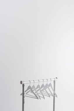 Gri üzerine izole edilmiş elbise askısı koleksiyonu